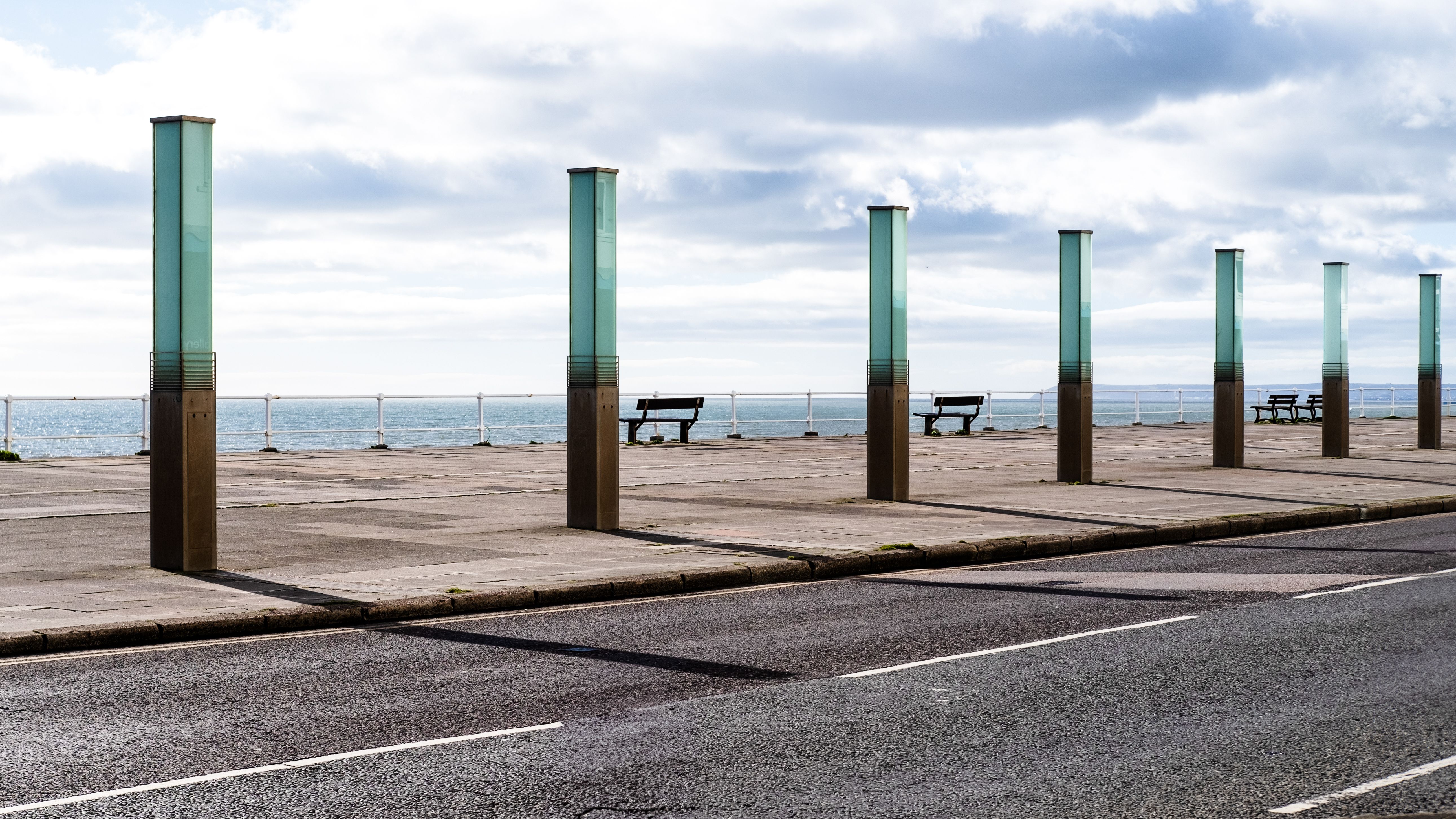 Betonnen pilaren op de boulevard van Hastings, uitzicht op zee