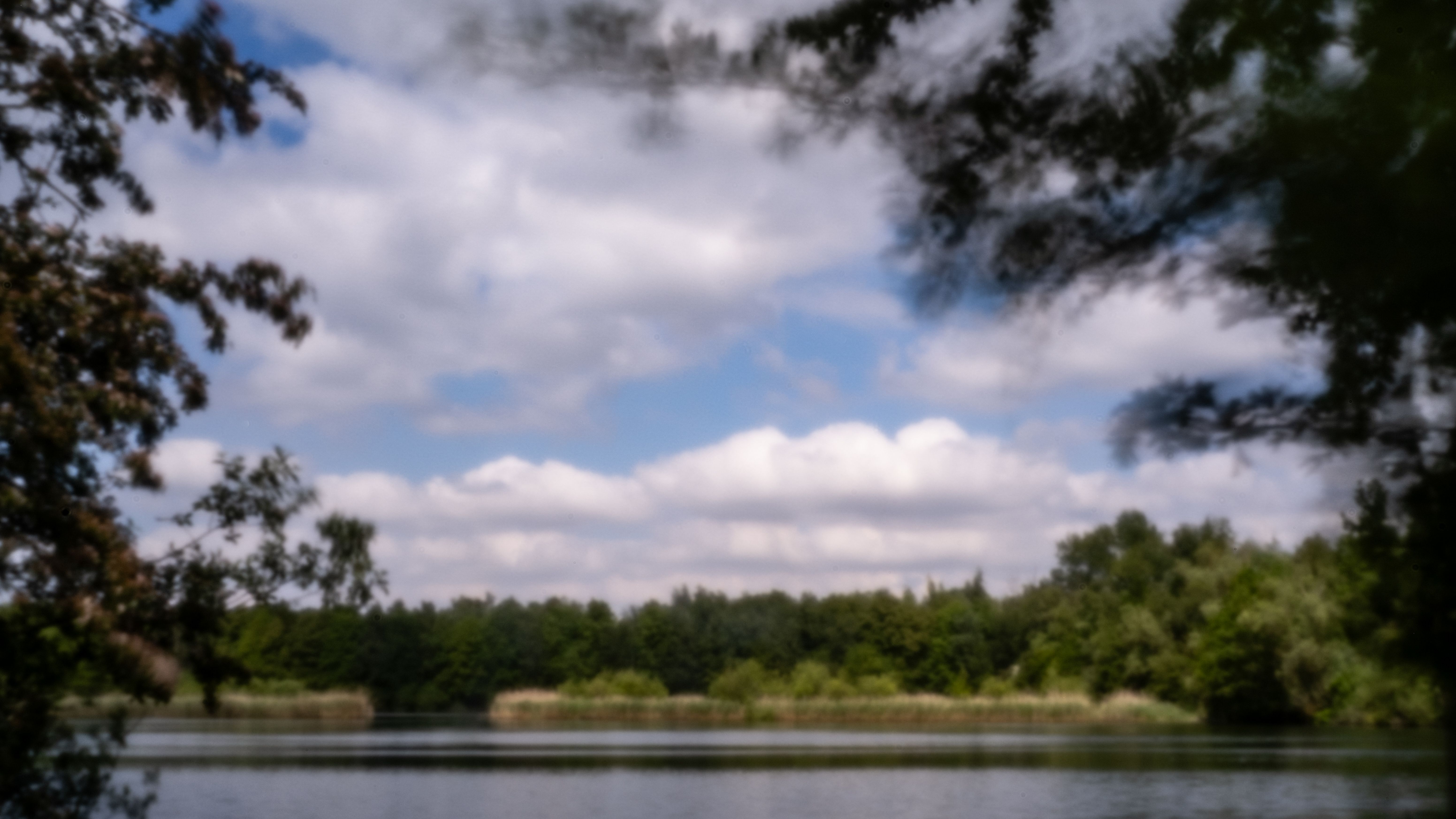 Wolkenlucht boven het water van een kleiput