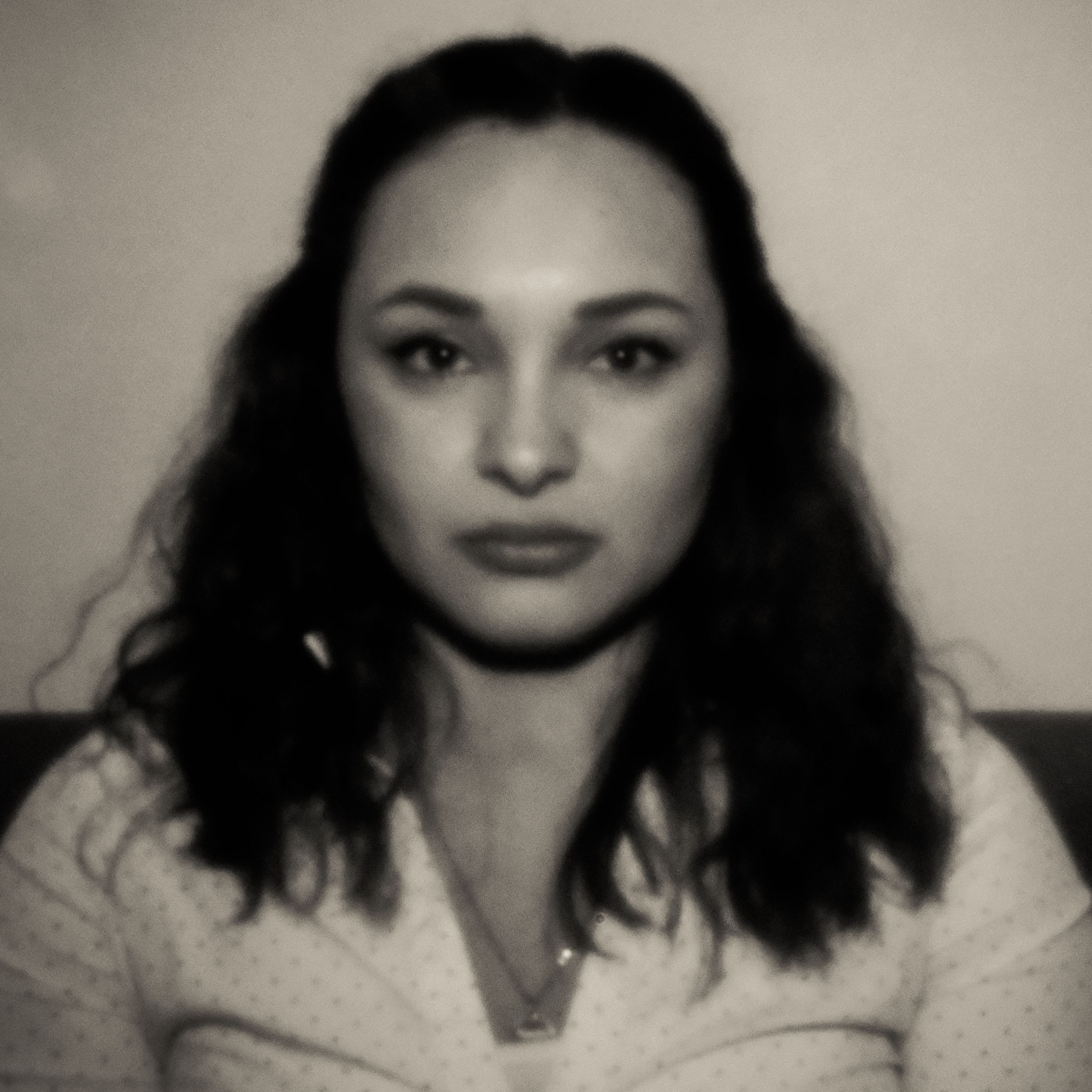 Pinhole-portret van een vrouw in witte blouse, frontaal