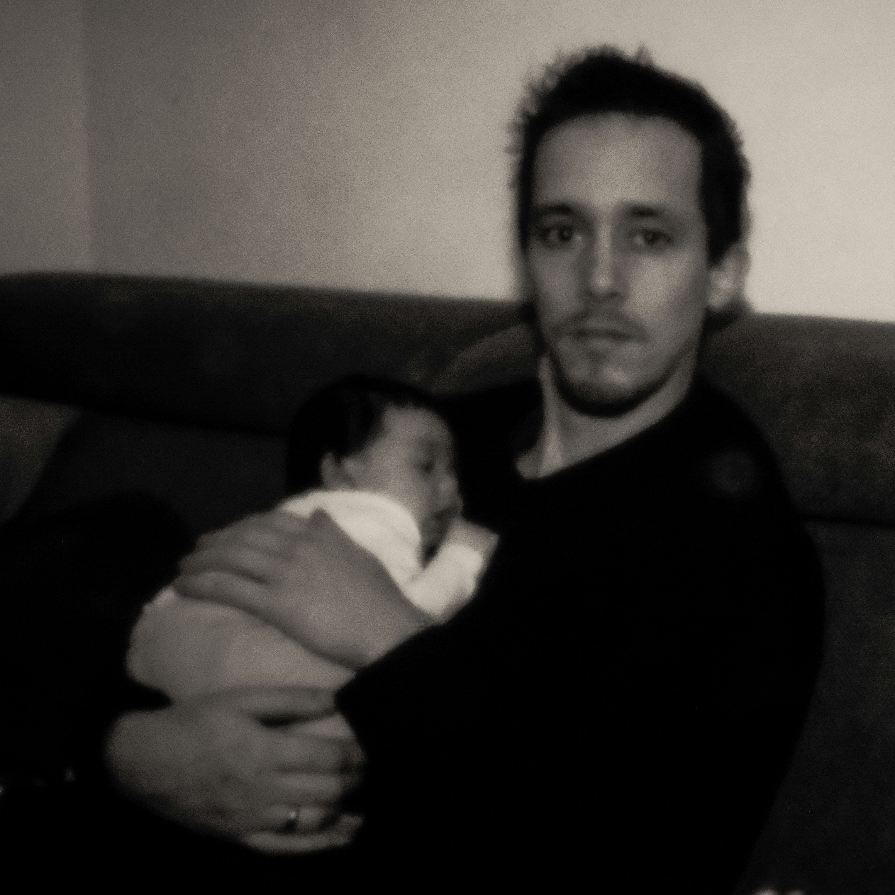 Pinhole-portret van een vader met een baby in zijn armen