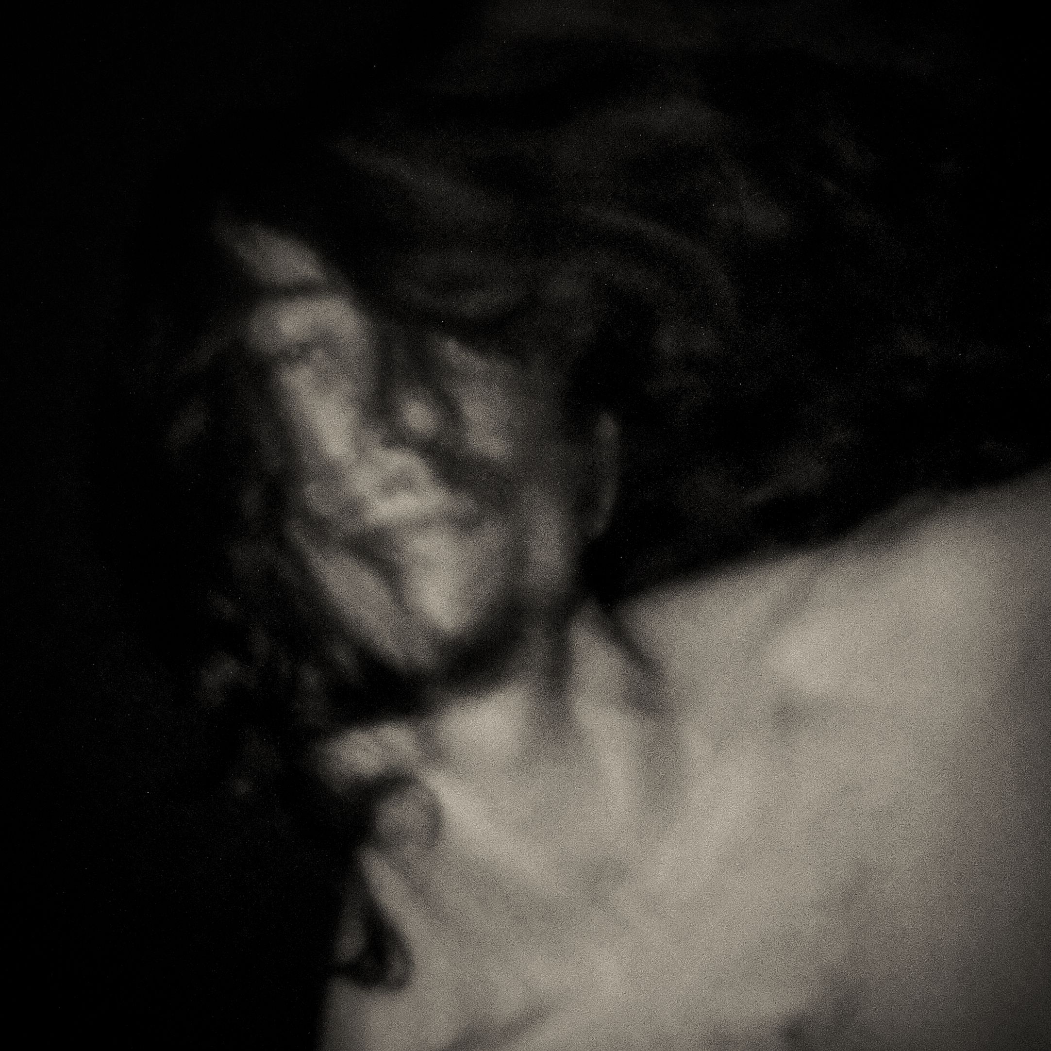 Pinhole-portret van een man met lang haar, in beweging vervaagd