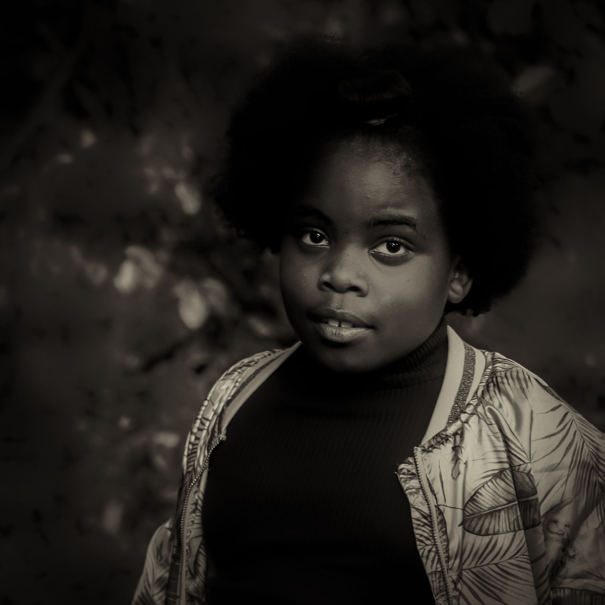 Donker getint portret van een kind met een lichte jas