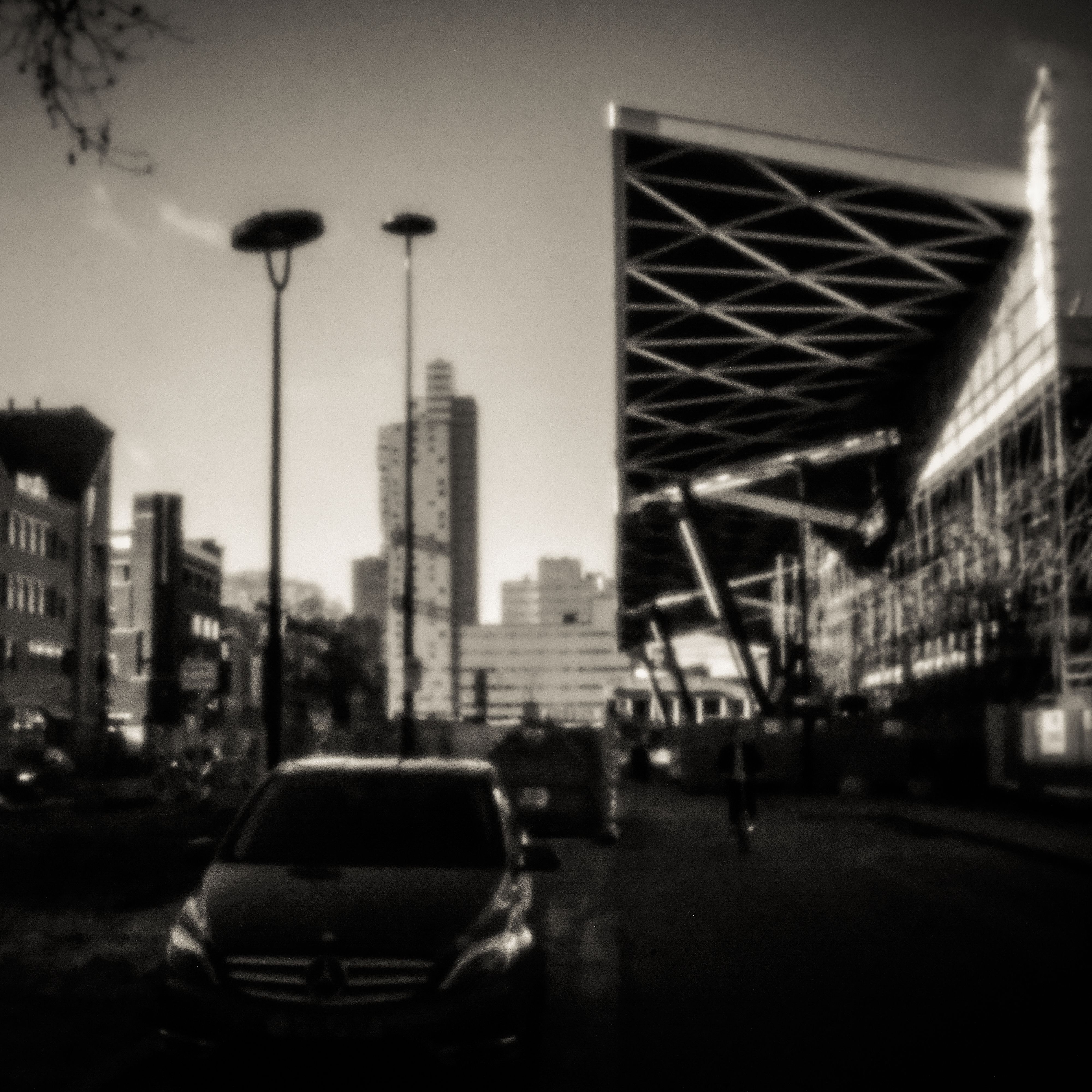 Stationsoverkapping en straatlantaarns in dromerig pinhole-licht