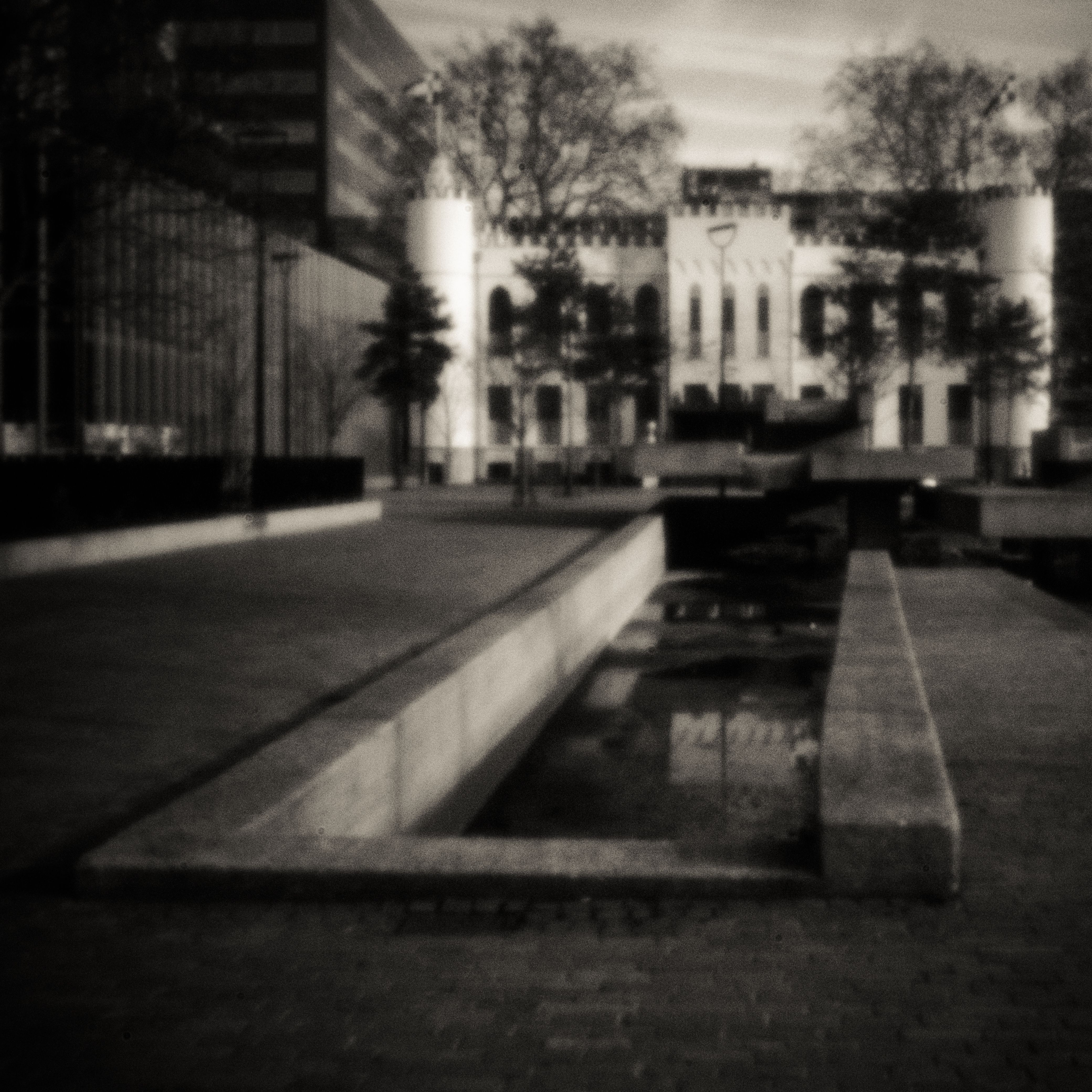 Stadsgebouw met waterpartij in de schemering